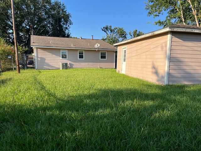 1405 Northview Drive, Angleton, TX 77515