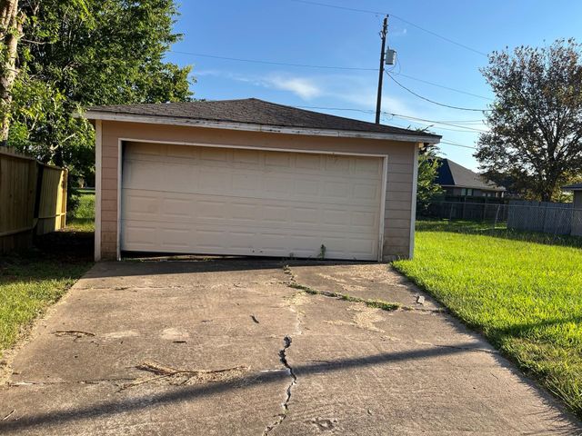 1405 Northview Drive, Angleton, TX 77515