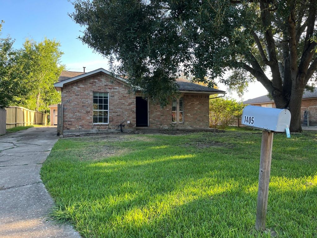 1405 Northview Drive, Angleton, TX 77515
