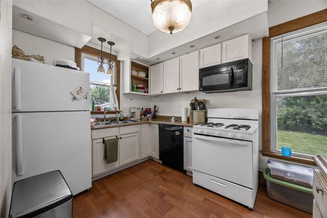 916 B Ave NW, Cedar Rapids, IA 52405