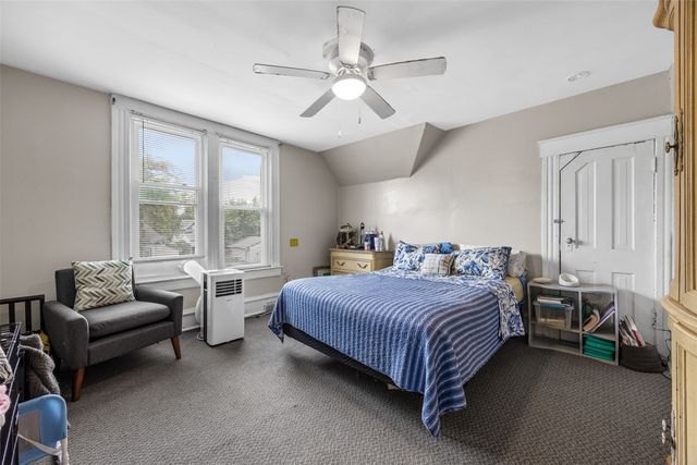916 B Ave NW, Cedar Rapids, IA 52405