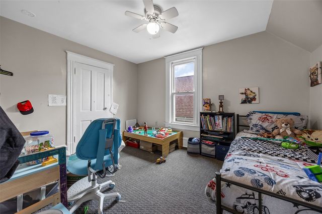 916 B Ave NW, Cedar Rapids, IA 52405
