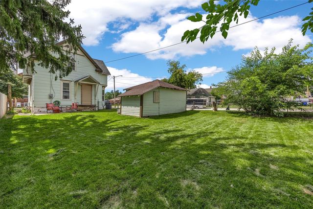 916 B Ave NW, Cedar Rapids, IA 52405