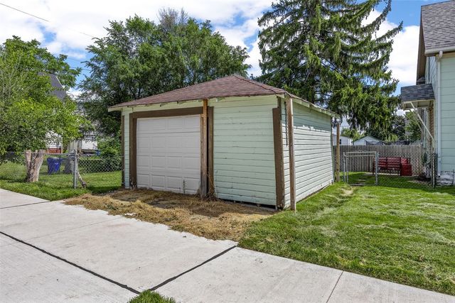 916 B Ave NW, Cedar Rapids, IA 52405