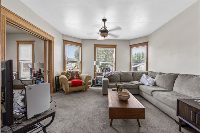 916 B Ave NW, Cedar Rapids, IA 52405