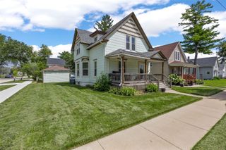 916 B Ave NW, Cedar Rapids, IA 52405