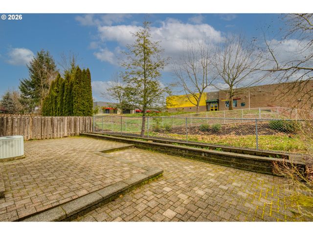 5242 Nw CRADY Ln, Portland, OR 97229