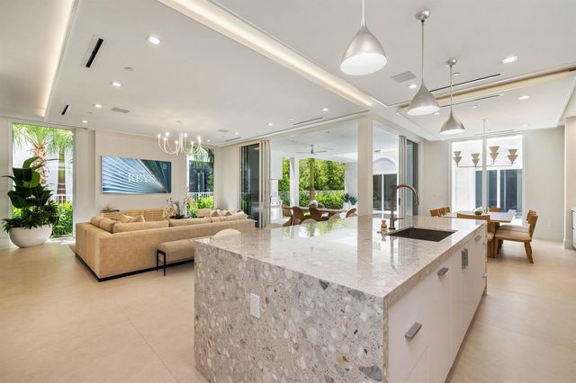 812 Palm Trail, Delray Beach, FL 33483