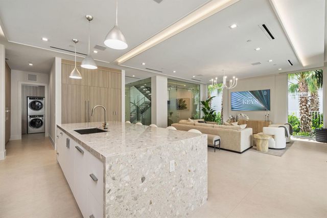 812 Palm Trail, Delray Beach, FL 33483