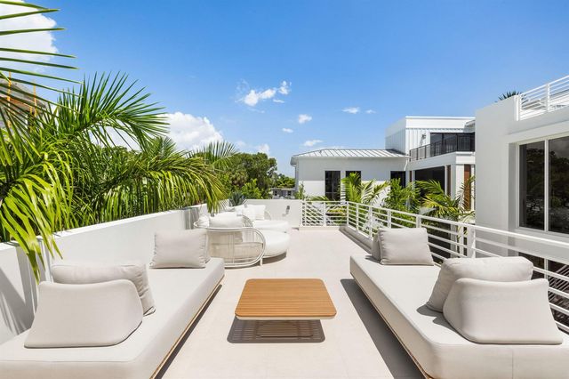 812 Palm Trail, Delray Beach, FL 33483