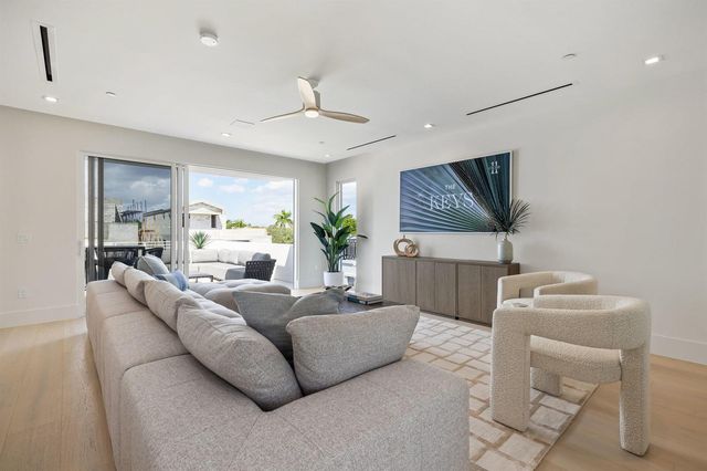812 Palm Trail, Delray Beach, FL 33483