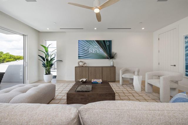 812 Palm Trail, Delray Beach, FL 33483