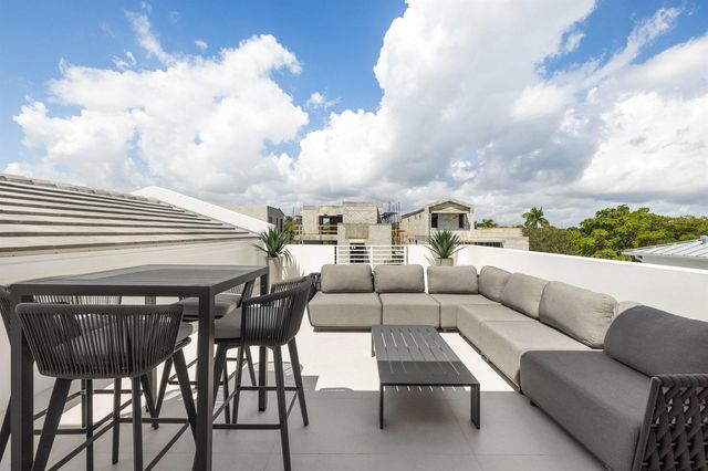812 Palm Trail, Delray Beach, FL 33483