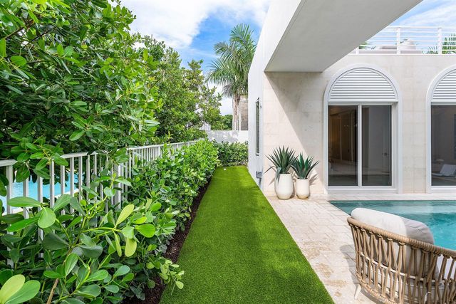 812 Palm Trail, Delray Beach, FL 33483