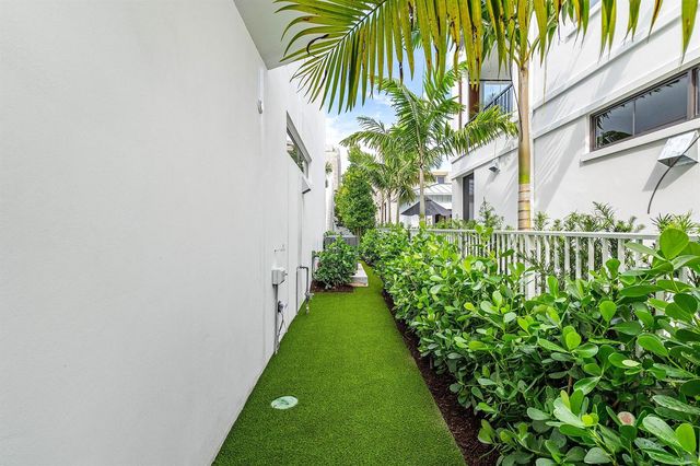 812 Palm Trail, Delray Beach, FL 33483