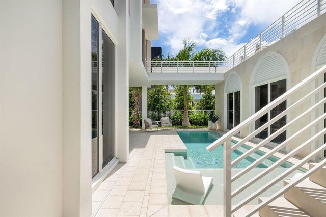 812 Palm Trail, Delray Beach, FL 33483