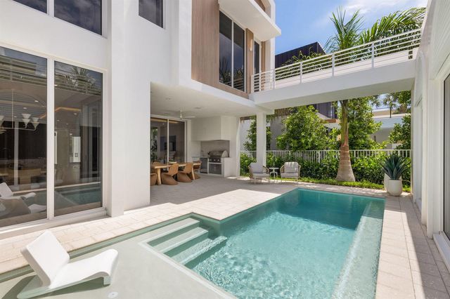 812 Palm Trail, Delray Beach, FL 33483