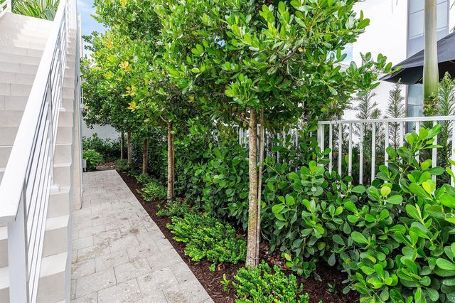 812 Palm Trail, Delray Beach, FL 33483