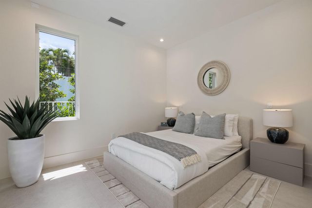 812 Palm Trail, Delray Beach, FL 33483