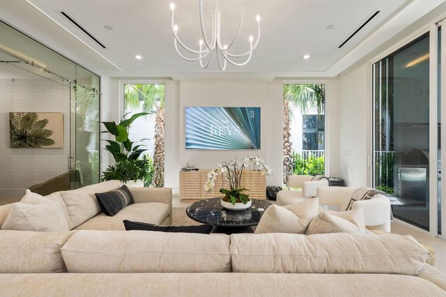 812 Palm Trail, Delray Beach, FL 33483