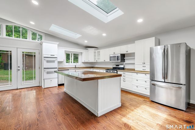 17 Woodlawn Road, Monroe, CT 06468