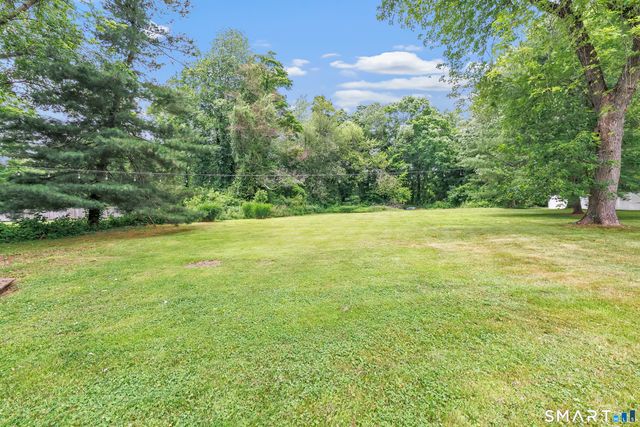 17 Woodlawn Road, Monroe, CT 06468