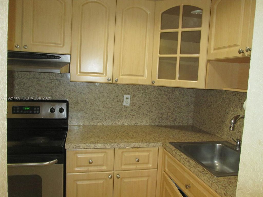 8001 W 6th Ave O, Hialeah, FL 33014