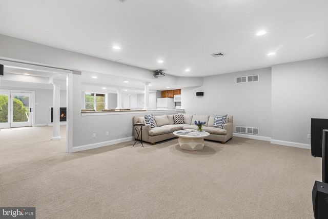 327 TWIN POND DR, West Chester, PA 19382