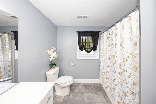27 Pouts Lane 27, Uxbridge, MA 01569