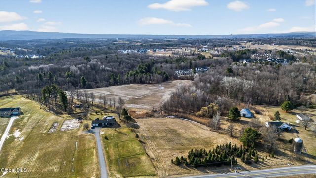 264 Upper Newtown Road, Halfmoon, NY 12118