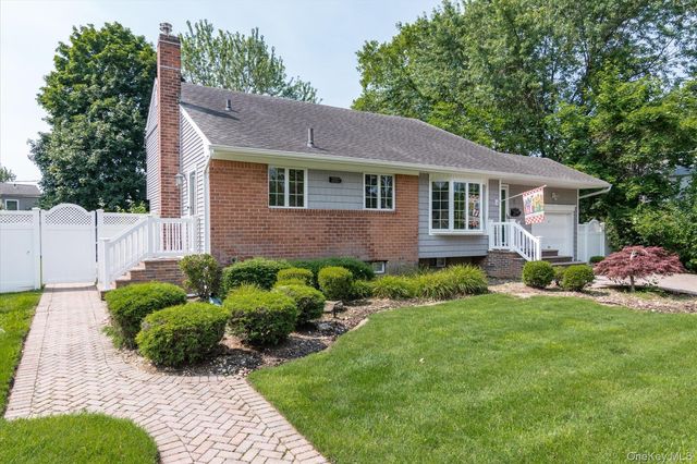 4 Jerold Street, Plainview, NY 11803