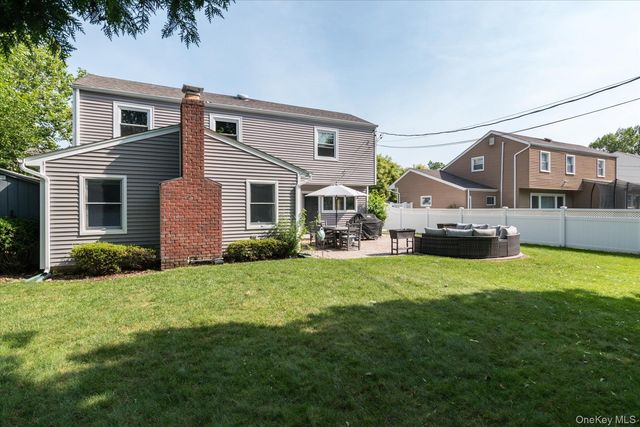 4 Jerold Street, Plainview, NY 11803