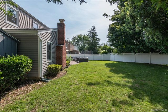 4 Jerold Street, Plainview, NY 11803