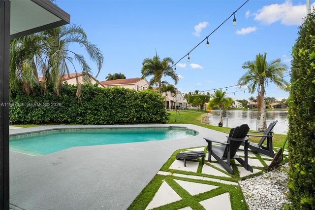 1034 NW 184th Way, Pembroke Pines, FL 33029