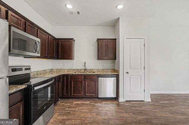 2332 Mckenna Square Drive, Lithonia, GA 30058