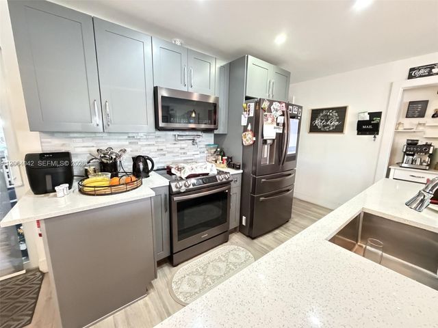 1250 NW 46th St, Deerfield Beach, FL 33064