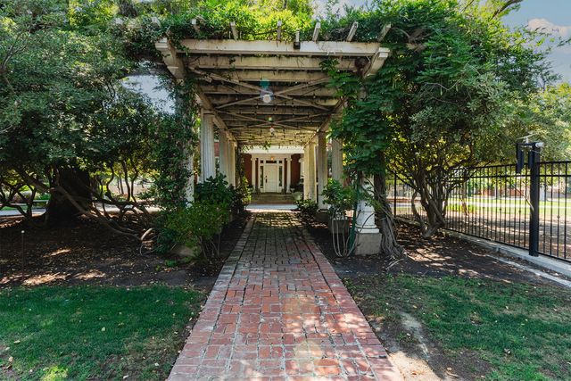 815 E Sycamore Avenue, Tulare, CA 93274