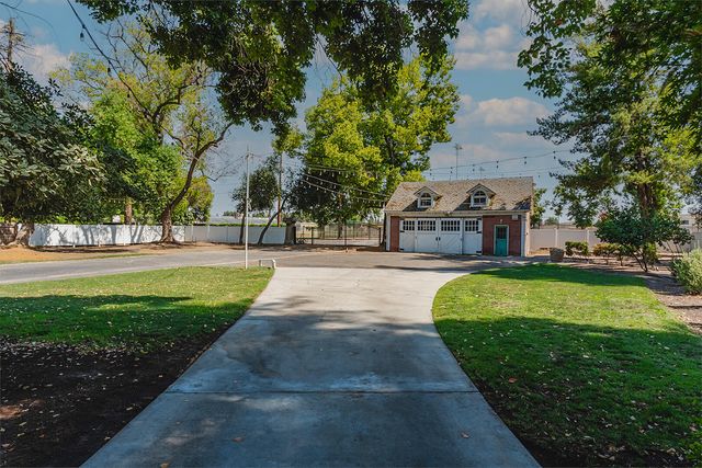 815 E Sycamore Avenue, Tulare, CA 93274