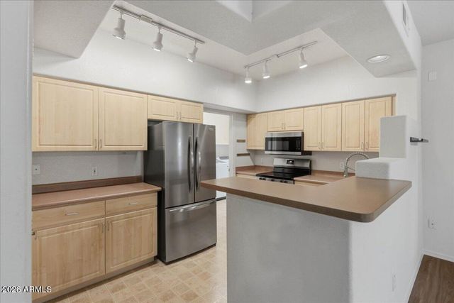 7401 W ARROWHEAD CLUBHOUSE Drive 2083, Glendale, AZ 85308