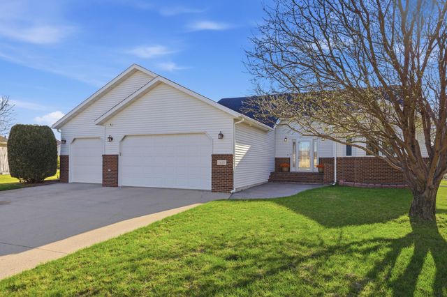 2622 Wheatland Drive S, Fargo, ND 58103