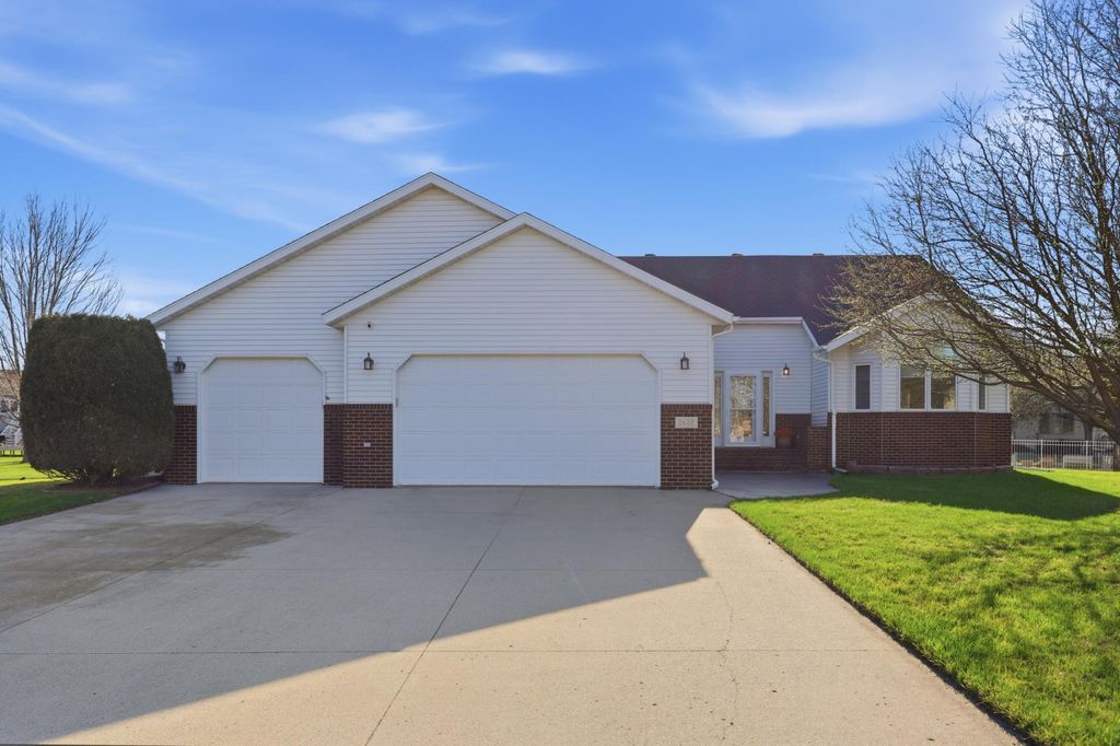 2622 Wheatland Drive S, Fargo, ND 58103