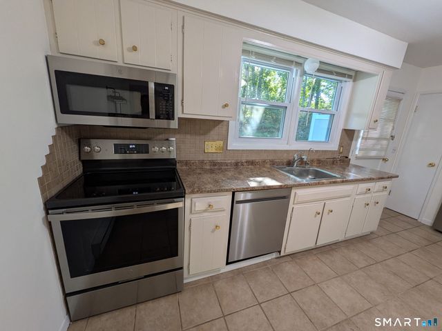 61 Dover Court B, Branford, CT 06405