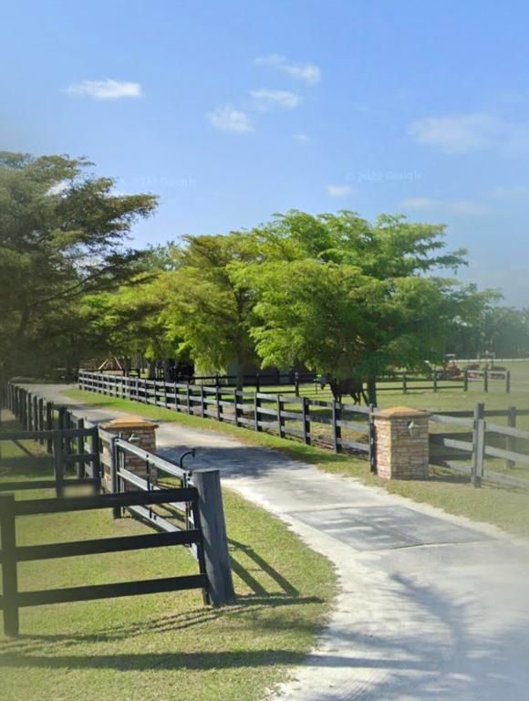 Image 10 of property listing at 16098 Deer Path Lane, Wellington, FL 33470