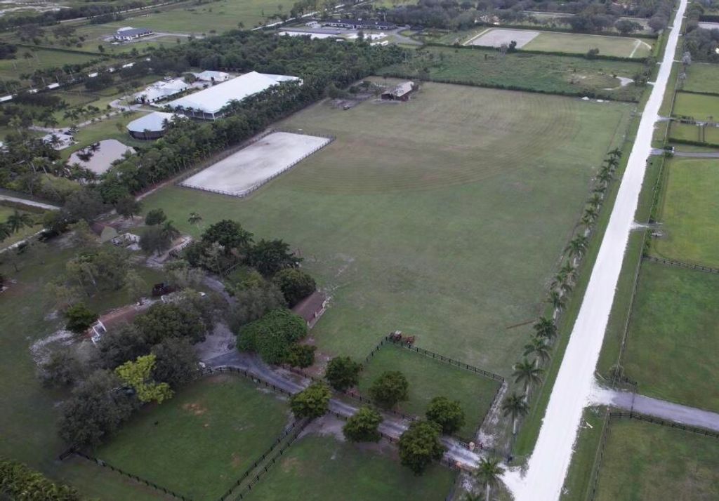 Image 12 of property listing at 16098 Deer Path Lane, Wellington, FL 33470