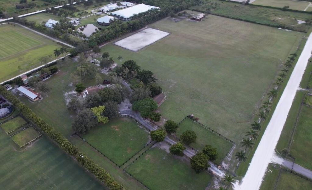 Image 14 of property listing at 16098 Deer Path Lane, Wellington, FL 33470