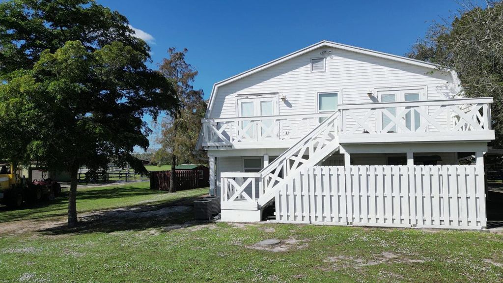 Image 8 of property listing at 16098 Deer Path Lane, Wellington, FL 33470