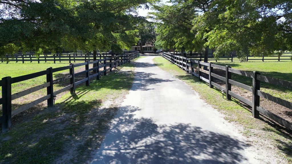 Image 9 of property listing at 16098 Deer Path Lane, Wellington, FL 33470