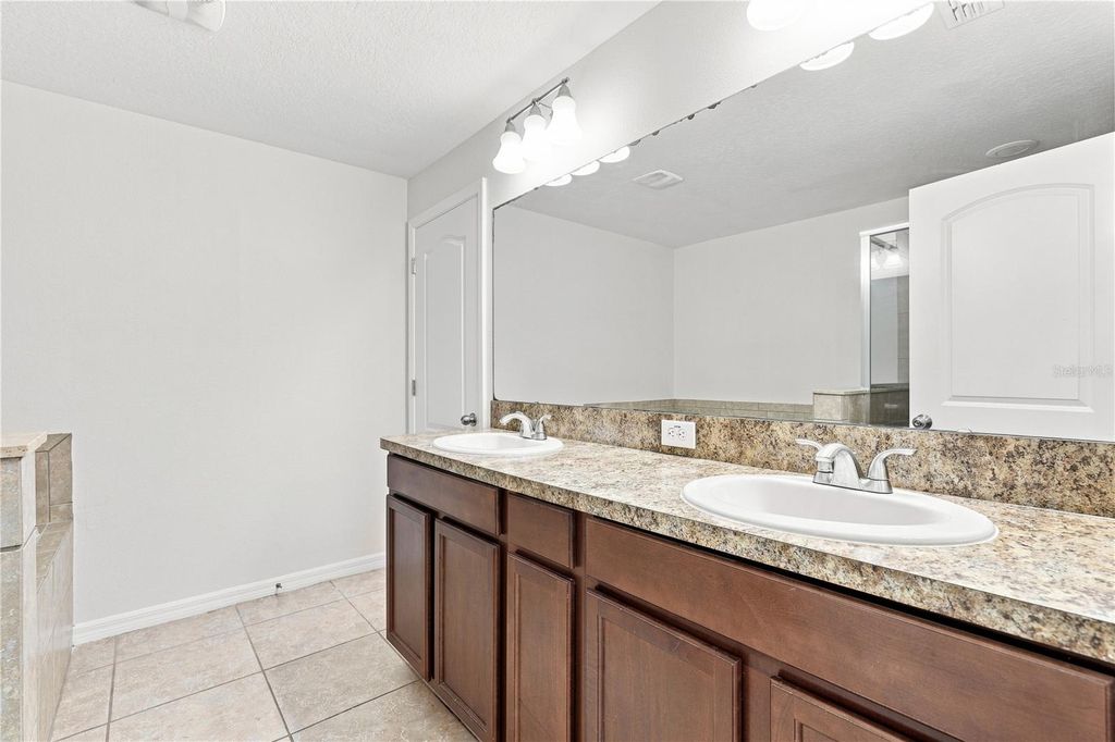 Image 26 of property listing at 3538 RODRICK CIRCLE, Orlando, FL 32824