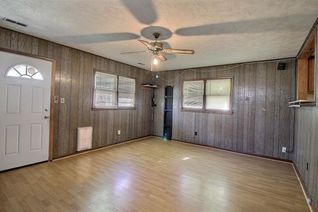 2132 S Washington Ave, Wichita, KS 67211