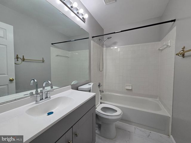 128 HAMPSHIRE SQ SW, Leesburg, VA 20175